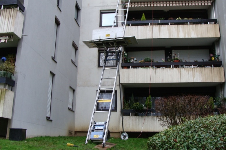 Monte-meubles électrique en intervention